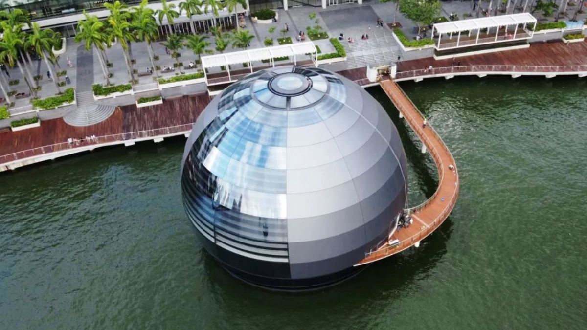 FUN FACT: Apple's Marina Bay Singapore Store Was Built From 114 Glasses,  Inspired by Rome's Pantheon