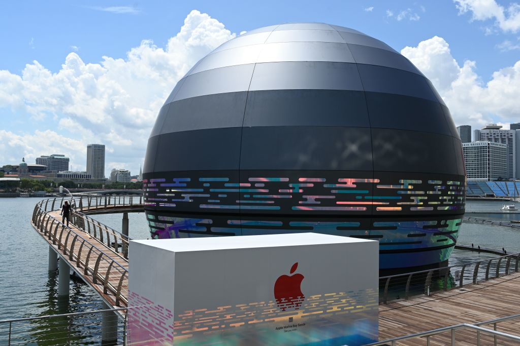 World's first floating Apple store opens in Singapore, Telecom News, ET  Telecom