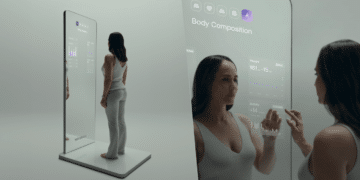 Omnia by Withings: a woman uses the new health technology